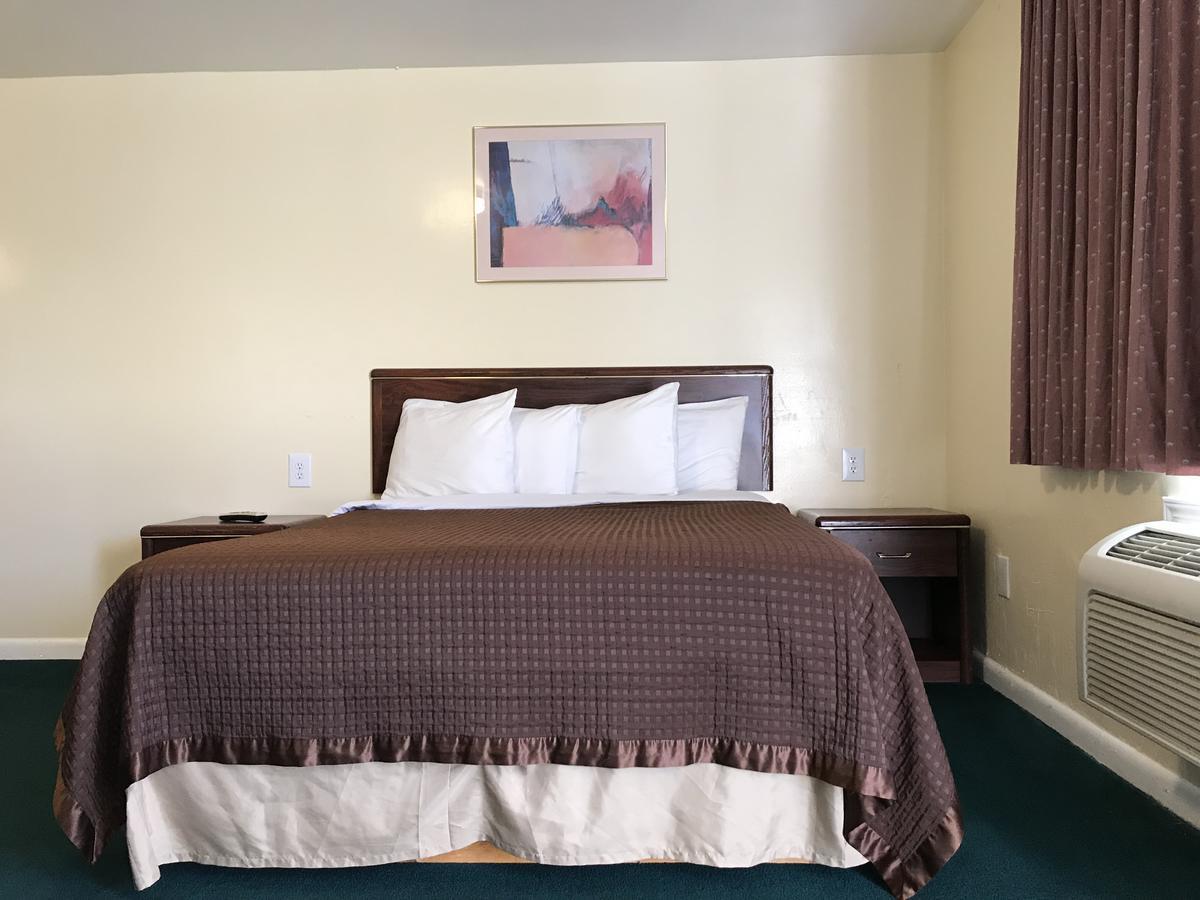 Relax Inn Of Medford Esterno foto