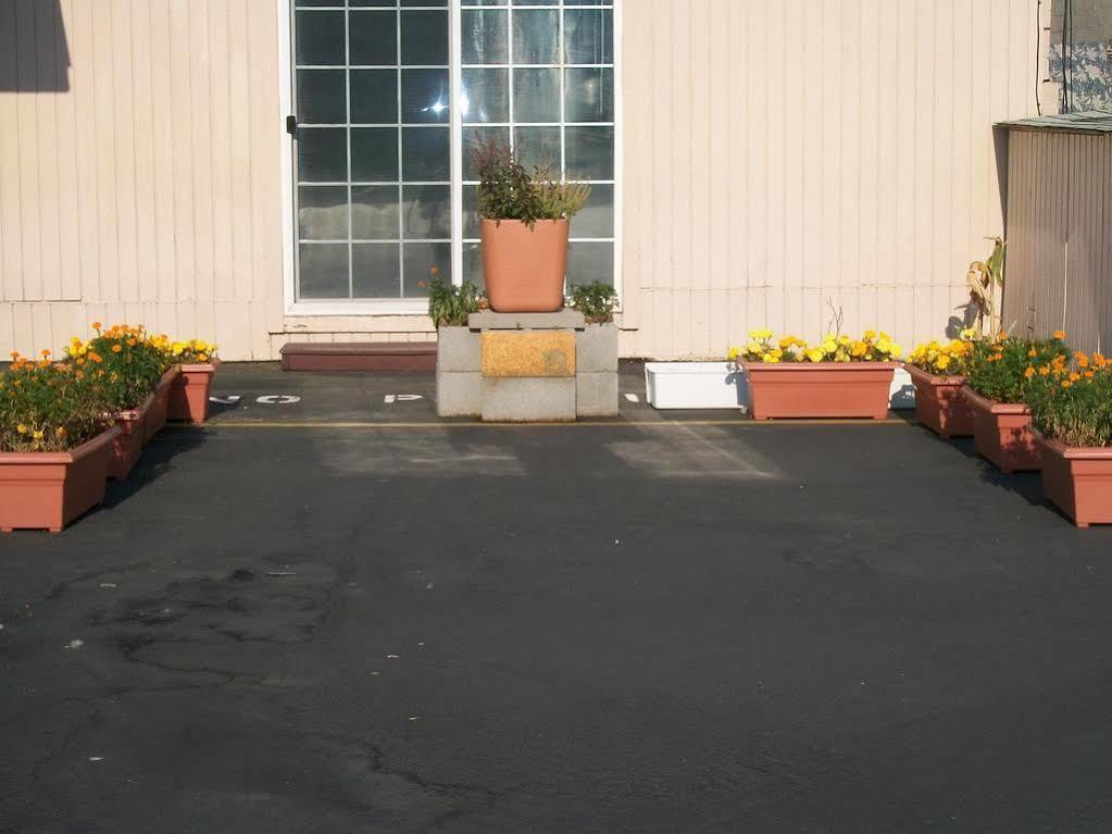 Relax Inn Of Medford Esterno foto