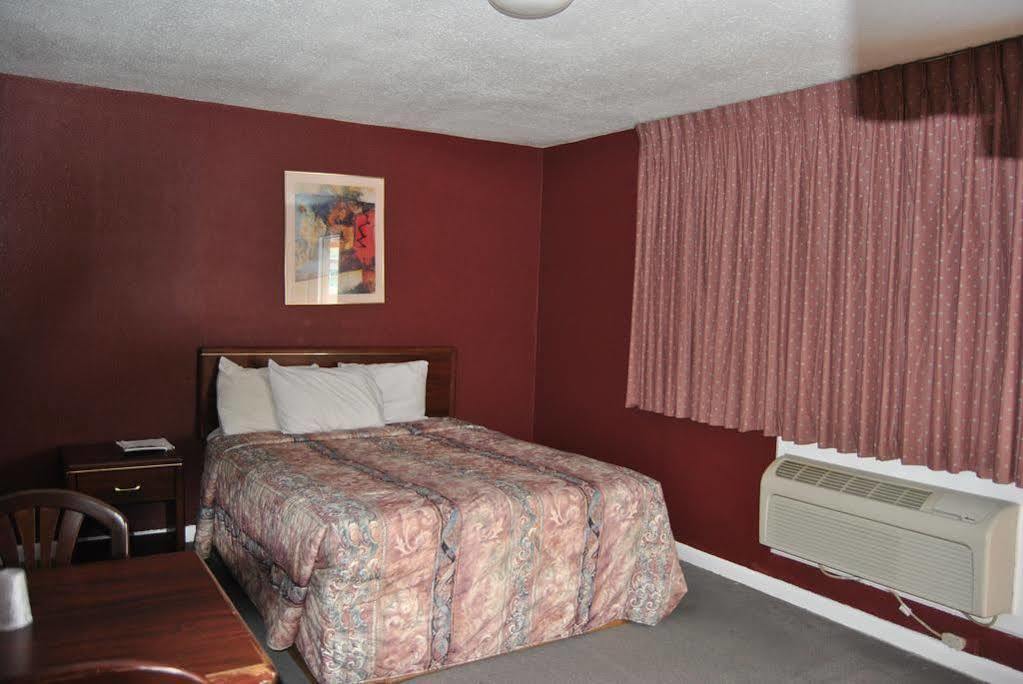 Relax Inn Of Medford Esterno foto